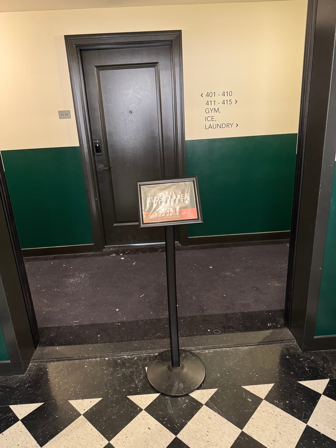 Sign directing to gym, ice, and laundry facilities near room numbers 401-415.