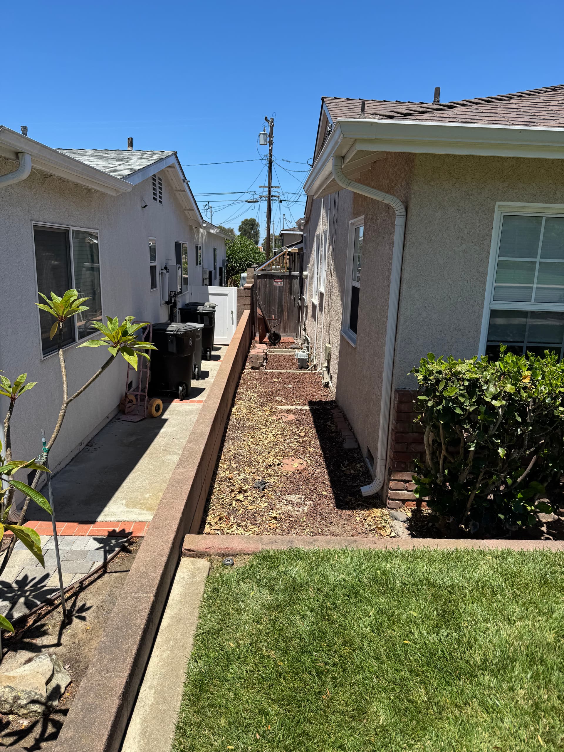 Gallery photos for Side Yard Cleanout and Fence Panel Removal in Torrance CA: Image #1