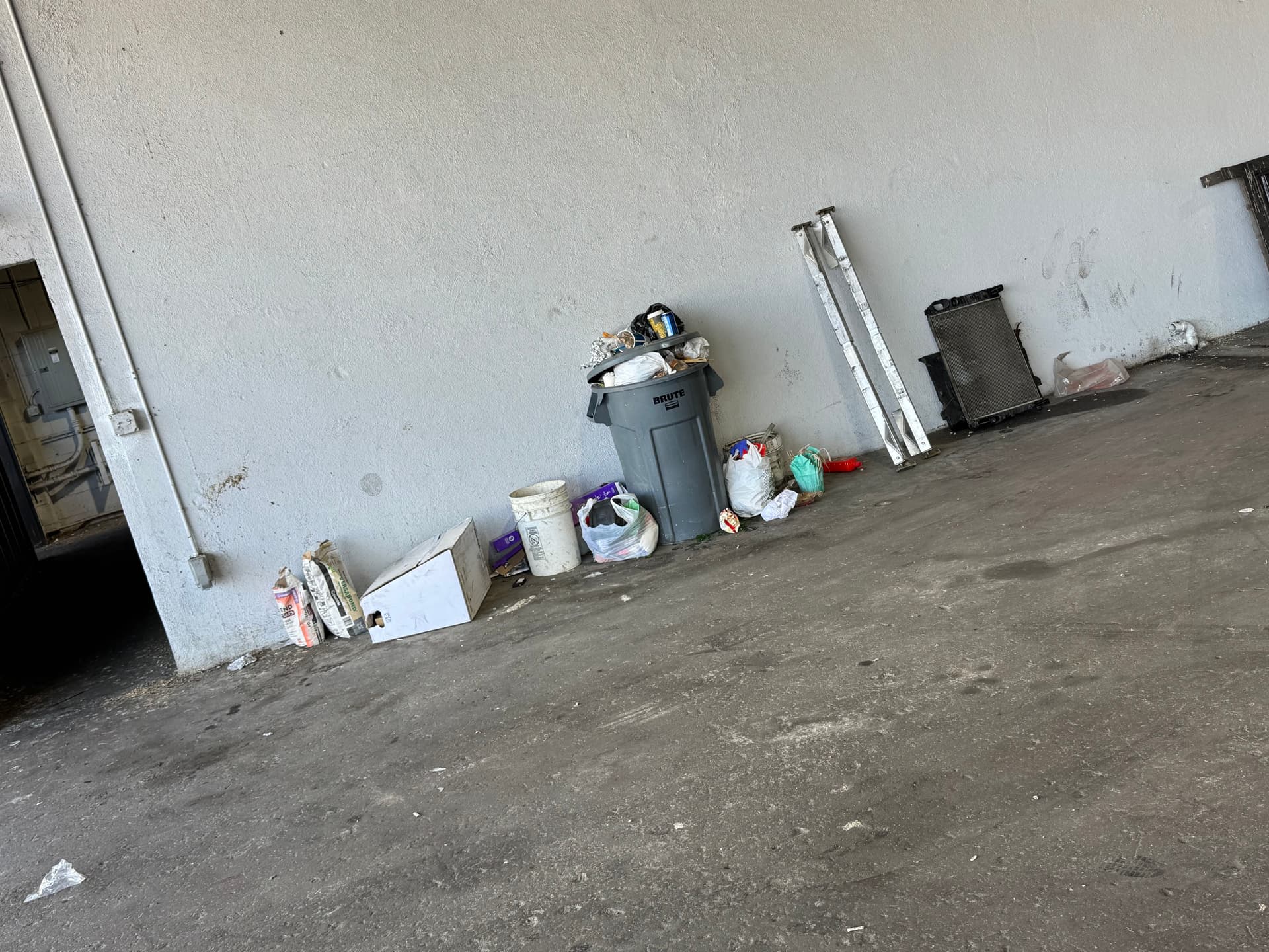 Gallery photos for Last-Minute Body Shop Trash Cleanout in Los Angeles: Image #3