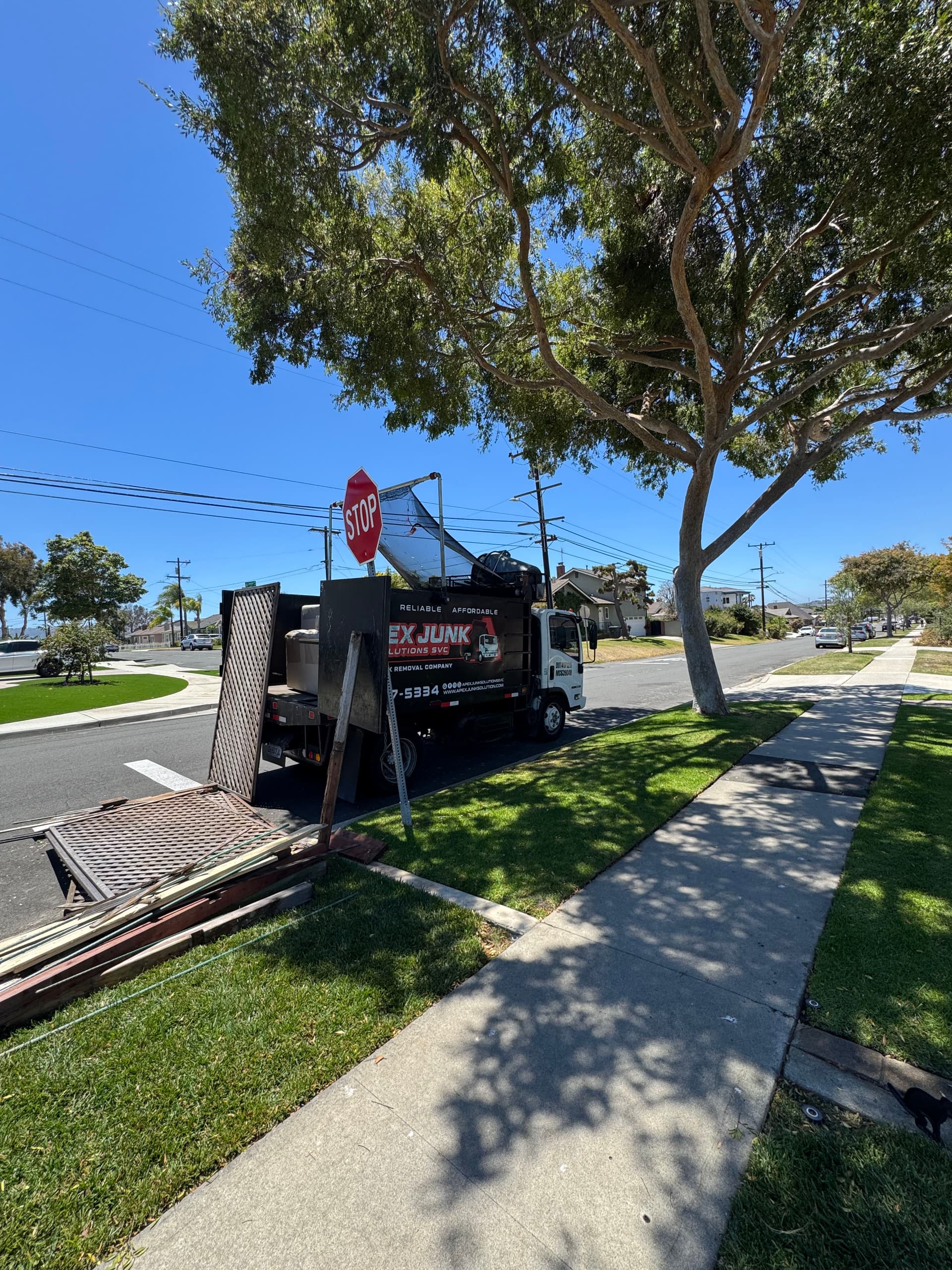 Gallery photos for Side Yard Cleanout and Fence Panel Removal in Torrance CA: Image #2