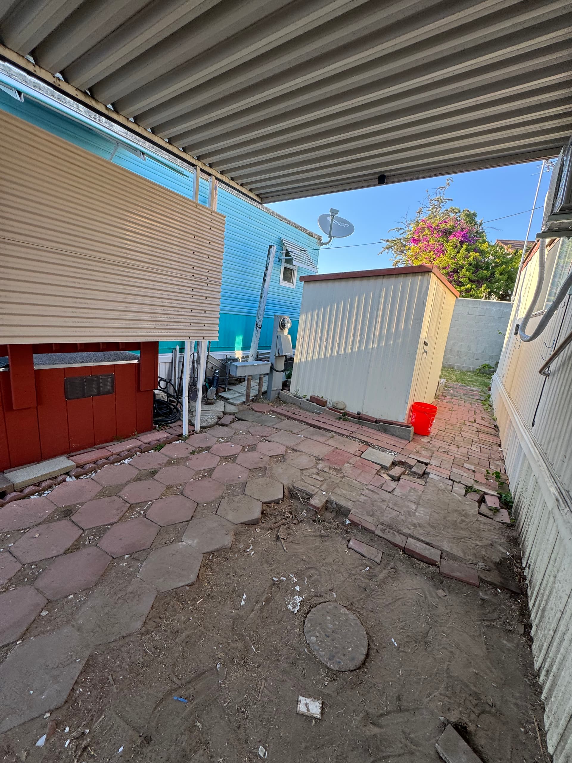 Gallery photos for Full Driveway and Side Yard Cleanout in Lomita CA: Image #3