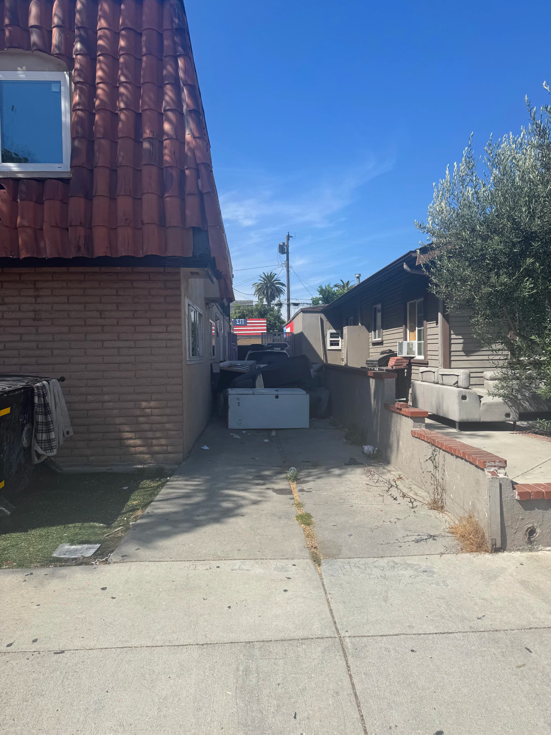 Gallery photos for Old Couches Hauled Away Fast in Long Beach: Image #1