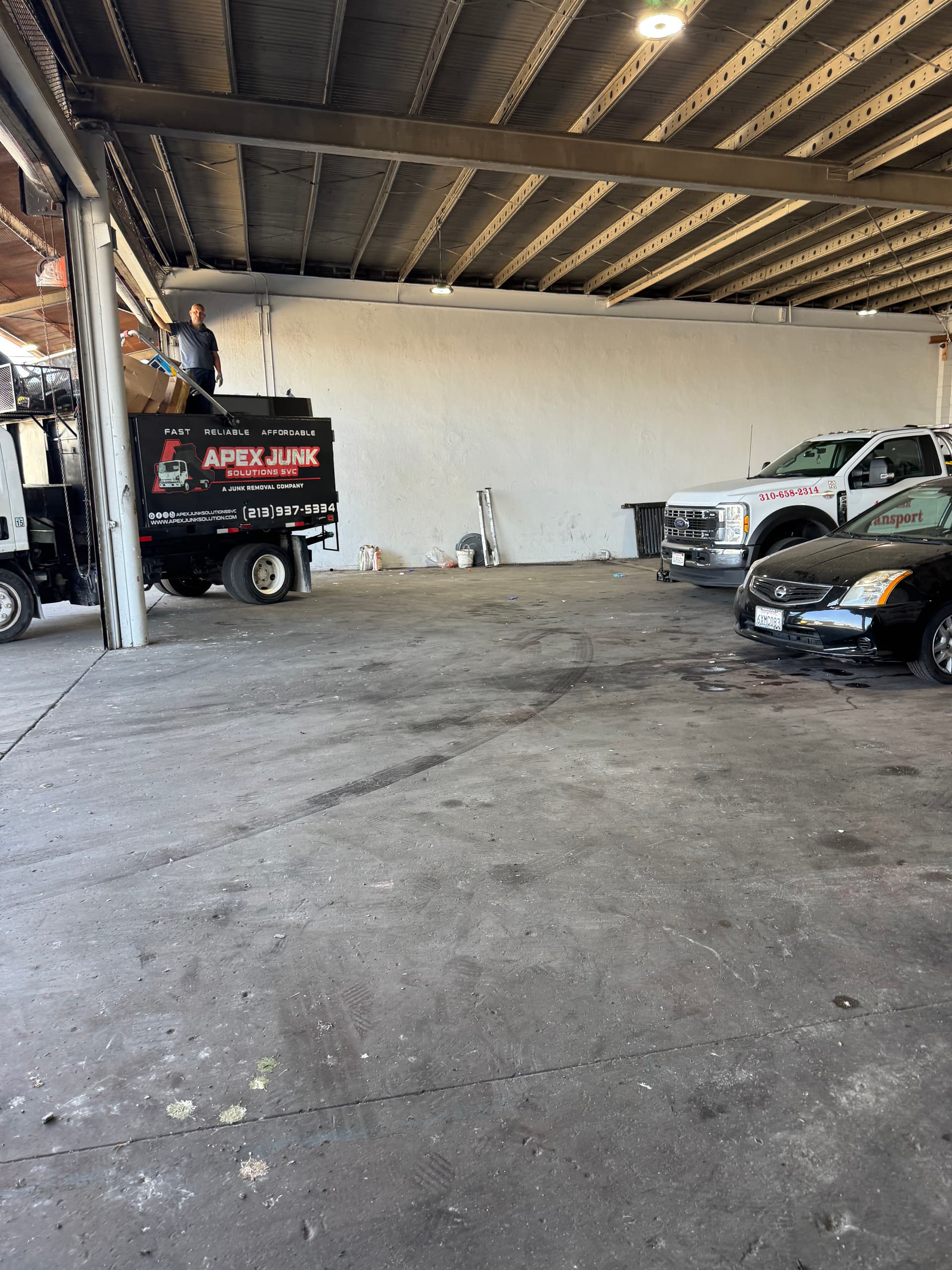 Last-Minute Body Shop Trash Cleanout in Los Angeles image