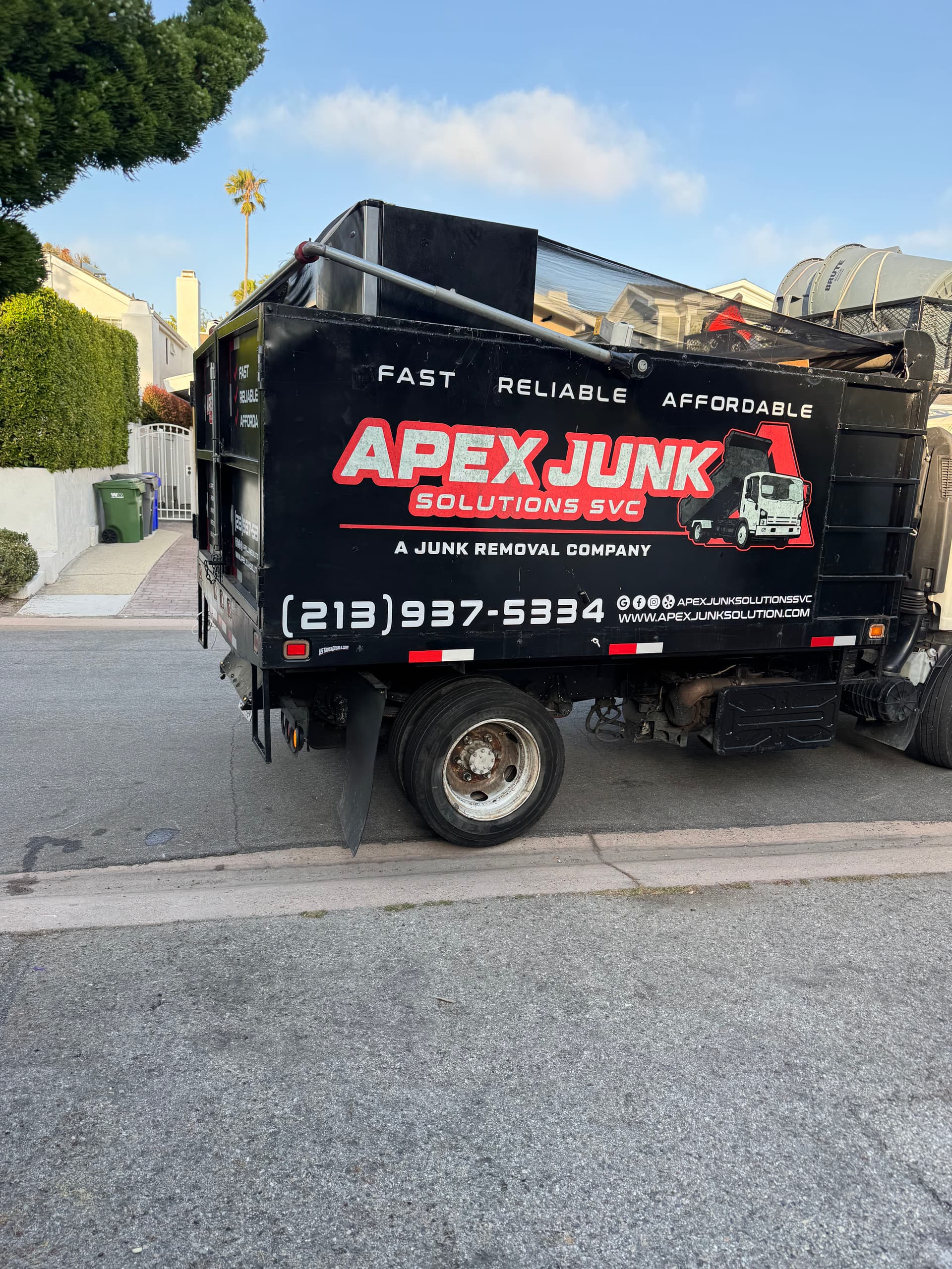 Bulky Item Pickup and Yard Cleanup in Manhattan Beach image