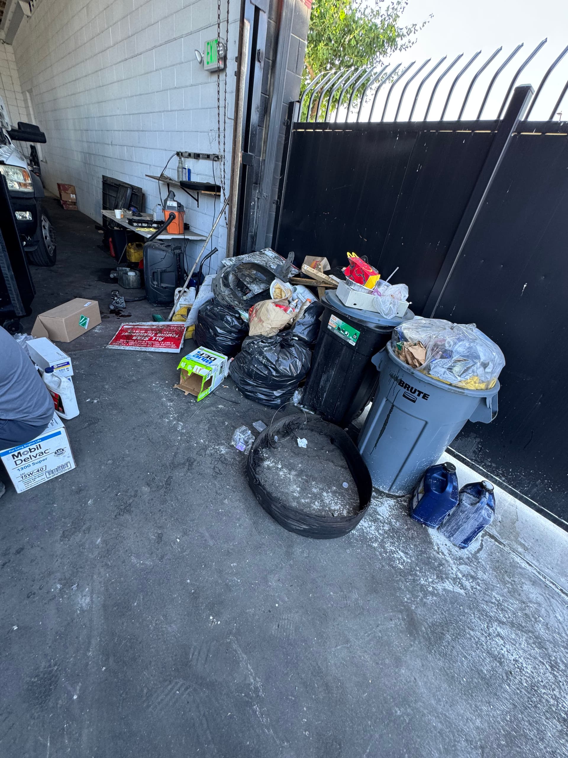 Gallery photos for Last-Minute Body Shop Trash Cleanout in Los Angeles: Image #1