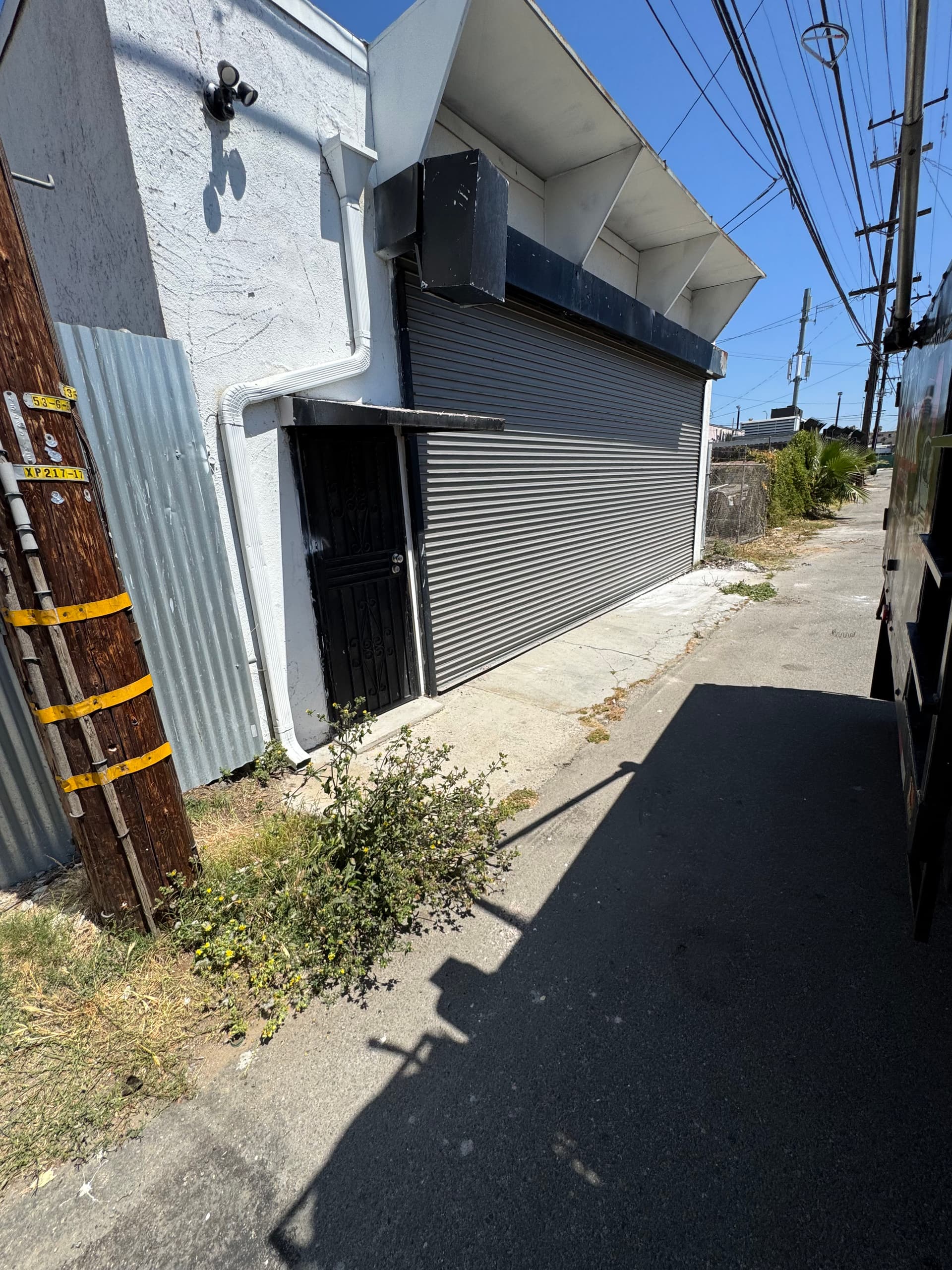 Gallery photos for Side Trash and Debris Cleared Out at a Crenshaw Property: Image #5