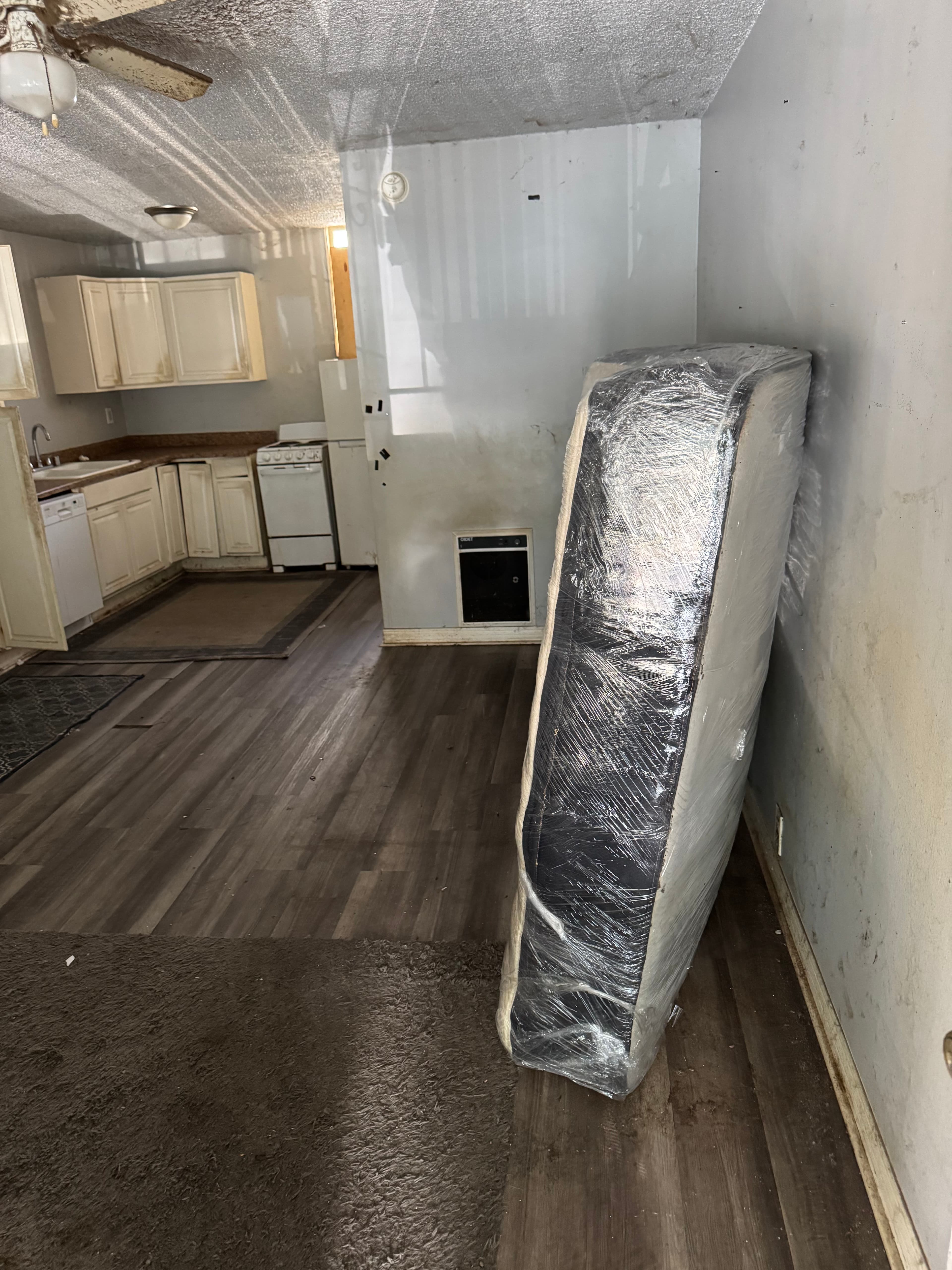 Project Old Mattress Removal Done Fast in Downtown Long Beach image