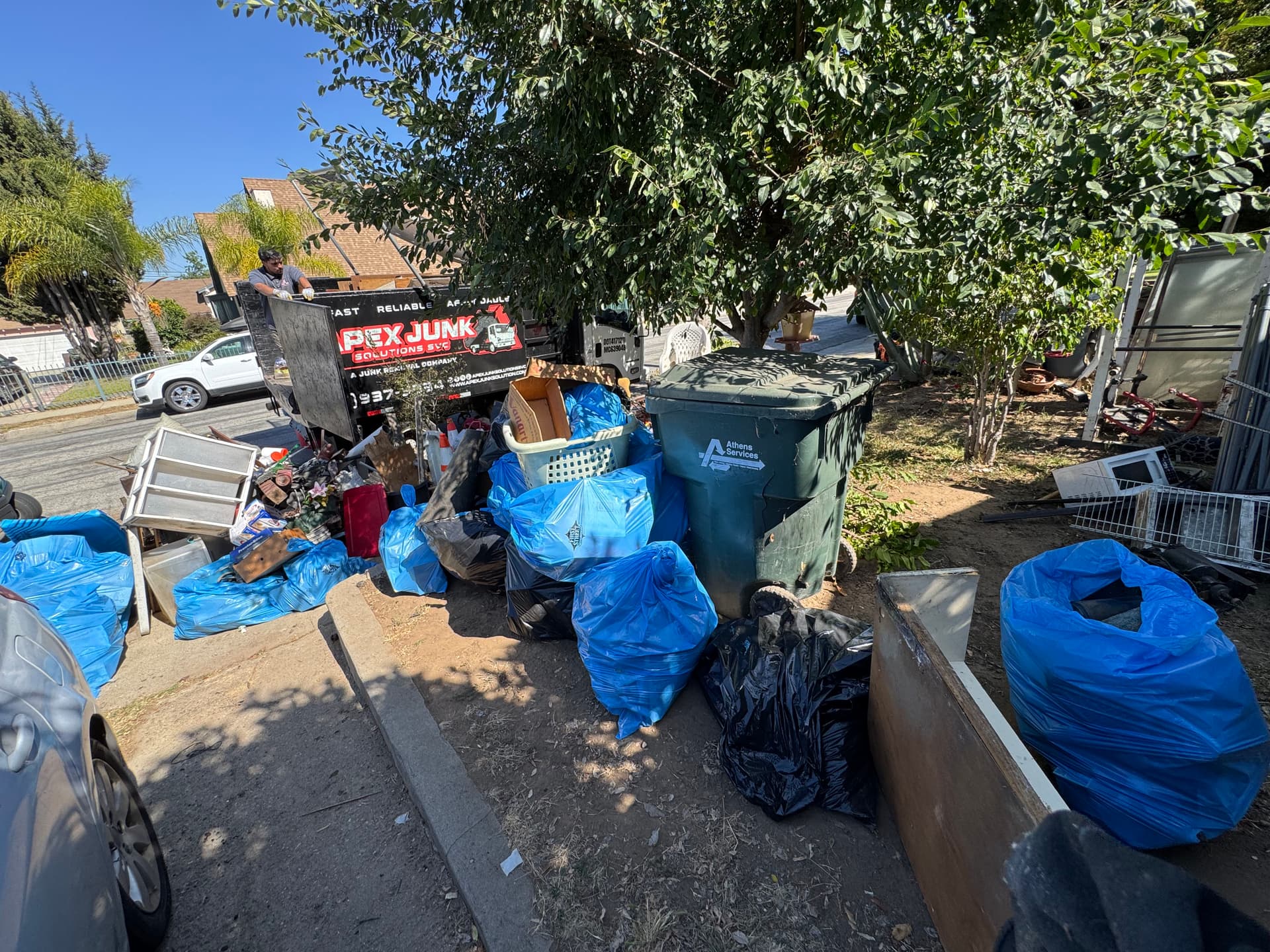 Gallery photos for Full Yard and Driveway Cleanout in Montebello CA: Image #3