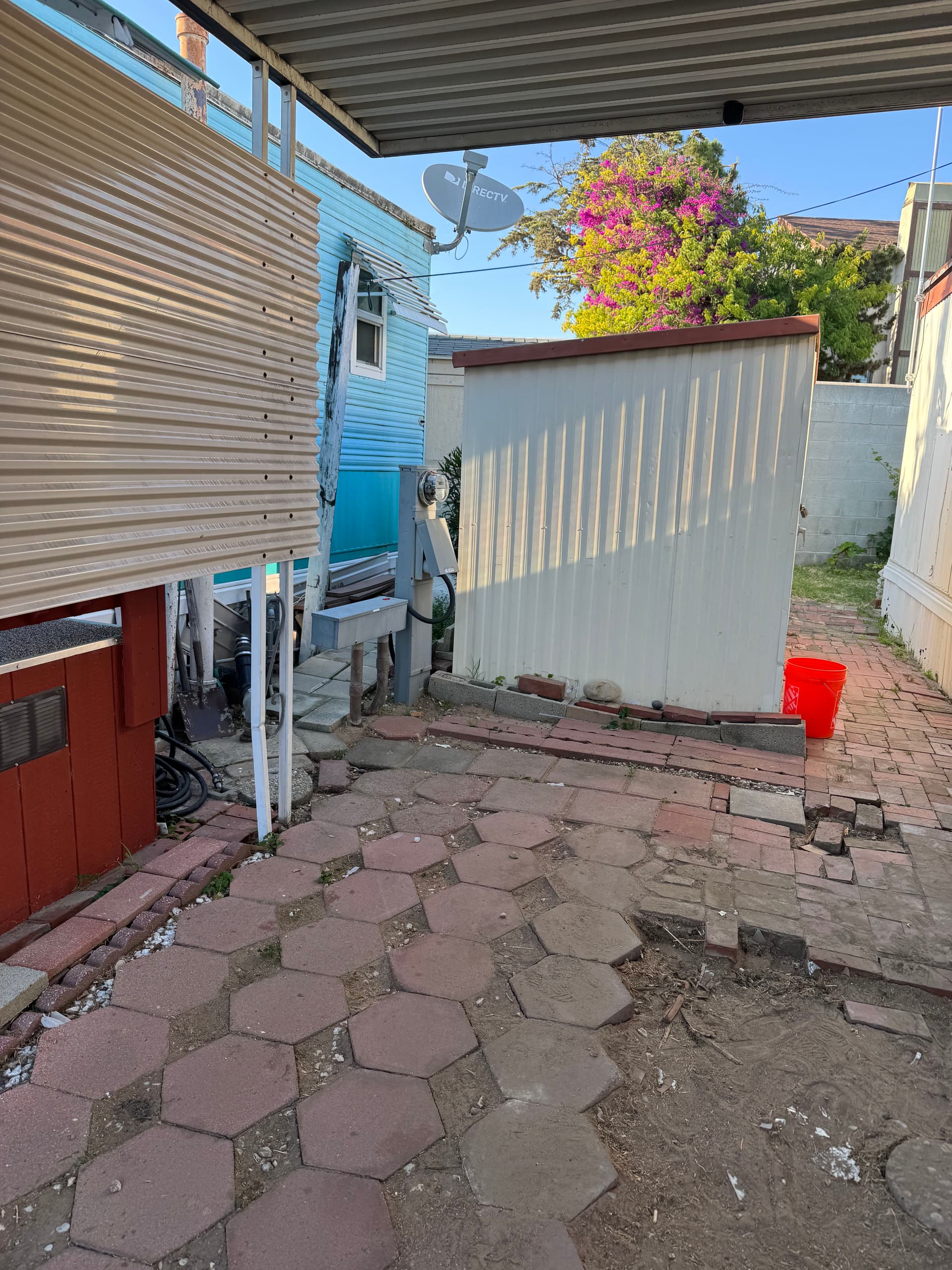 Gallery photos for Full Driveway and Side Yard Cleanout in Lomita CA: Image #2