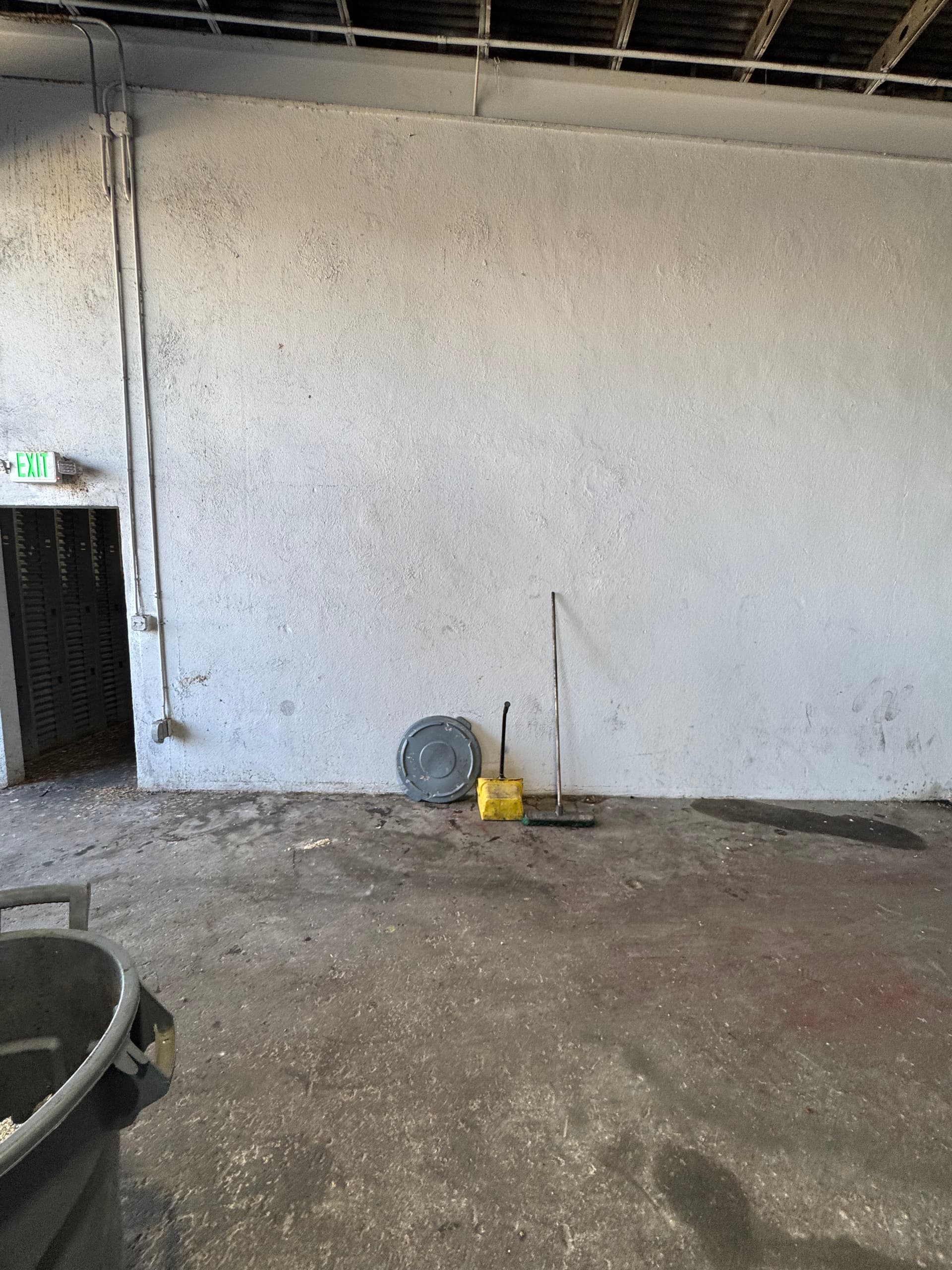 Gallery photos for Last-Minute Body Shop Trash Cleanout in Los Angeles: Image #4