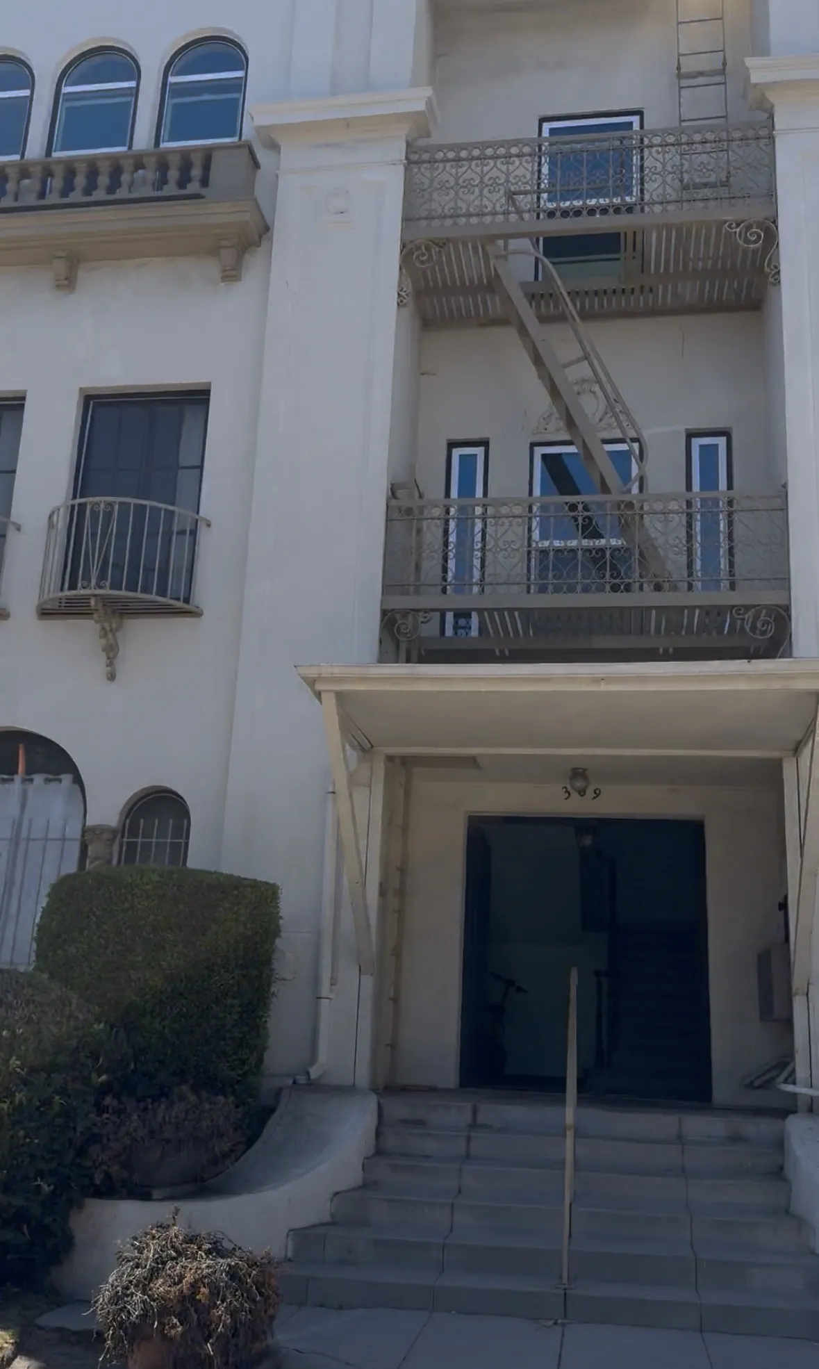 Gallery photos for 5-Floor Apartment Cleanout in Los Angeles Nobody Else Wanted to Touch: Image #3