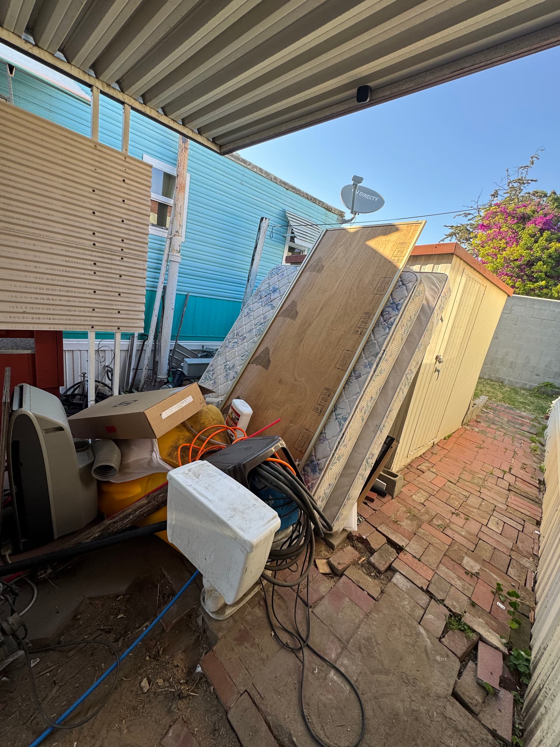 Gallery photos for Full Driveway and Side Yard Cleanout in Lomita CA: Image #1