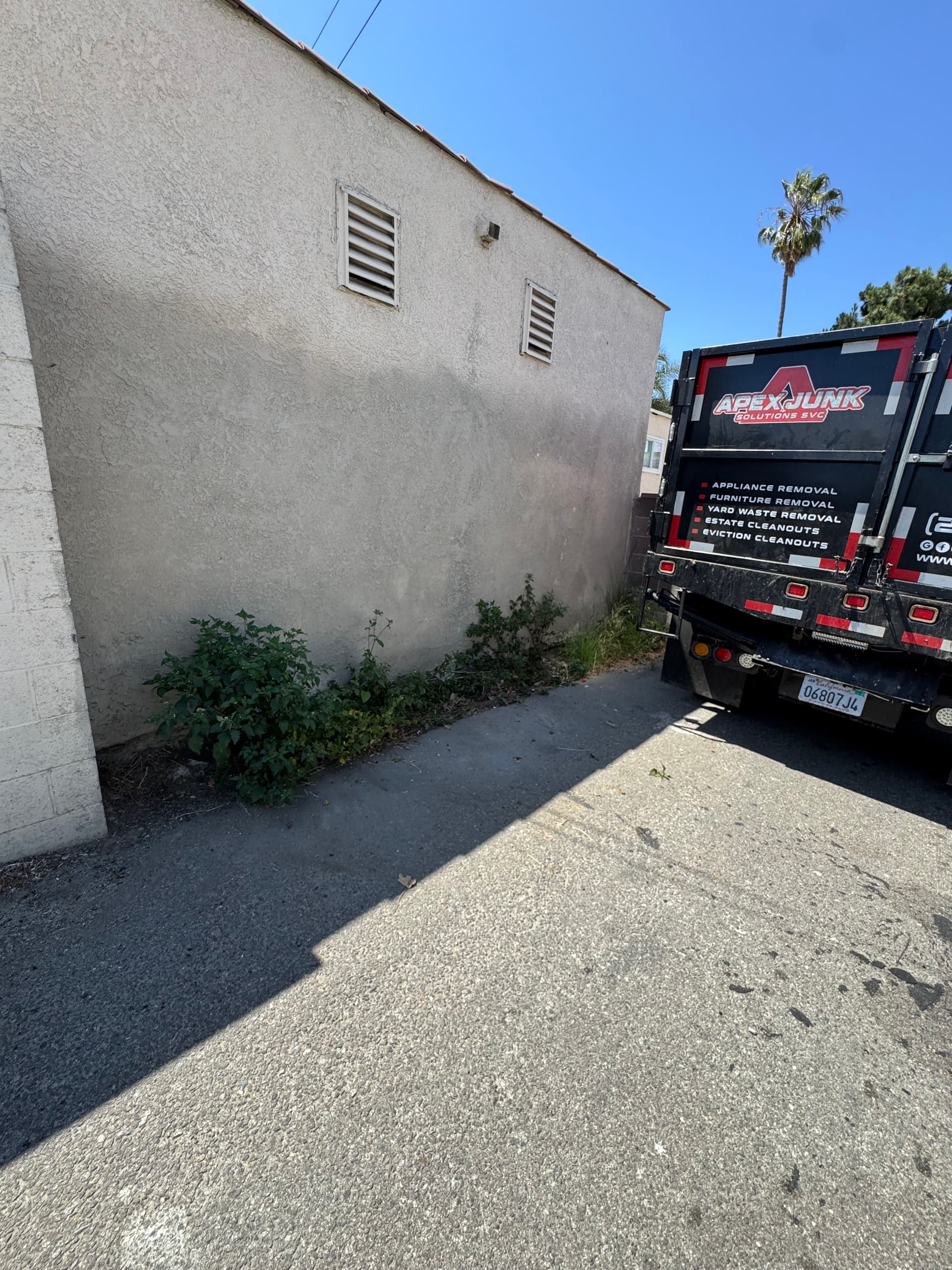 Gallery photos for Side Trash and Debris Cleared Out at a Crenshaw Property: Image #3