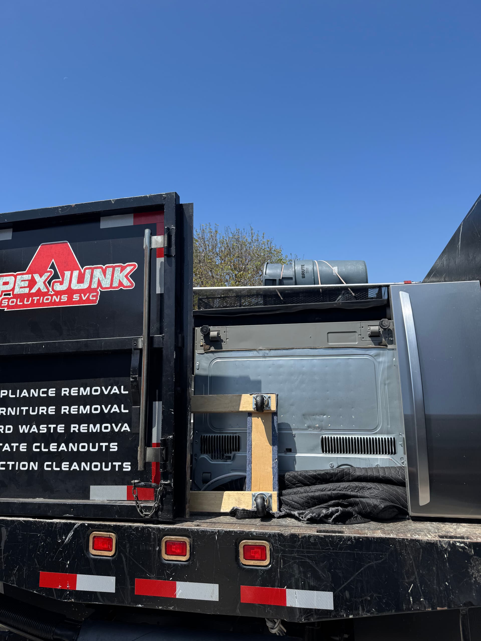 Gallery photos for Tight-Fit Refrigerator Removal Done Right in Lakewood CA: Image #3