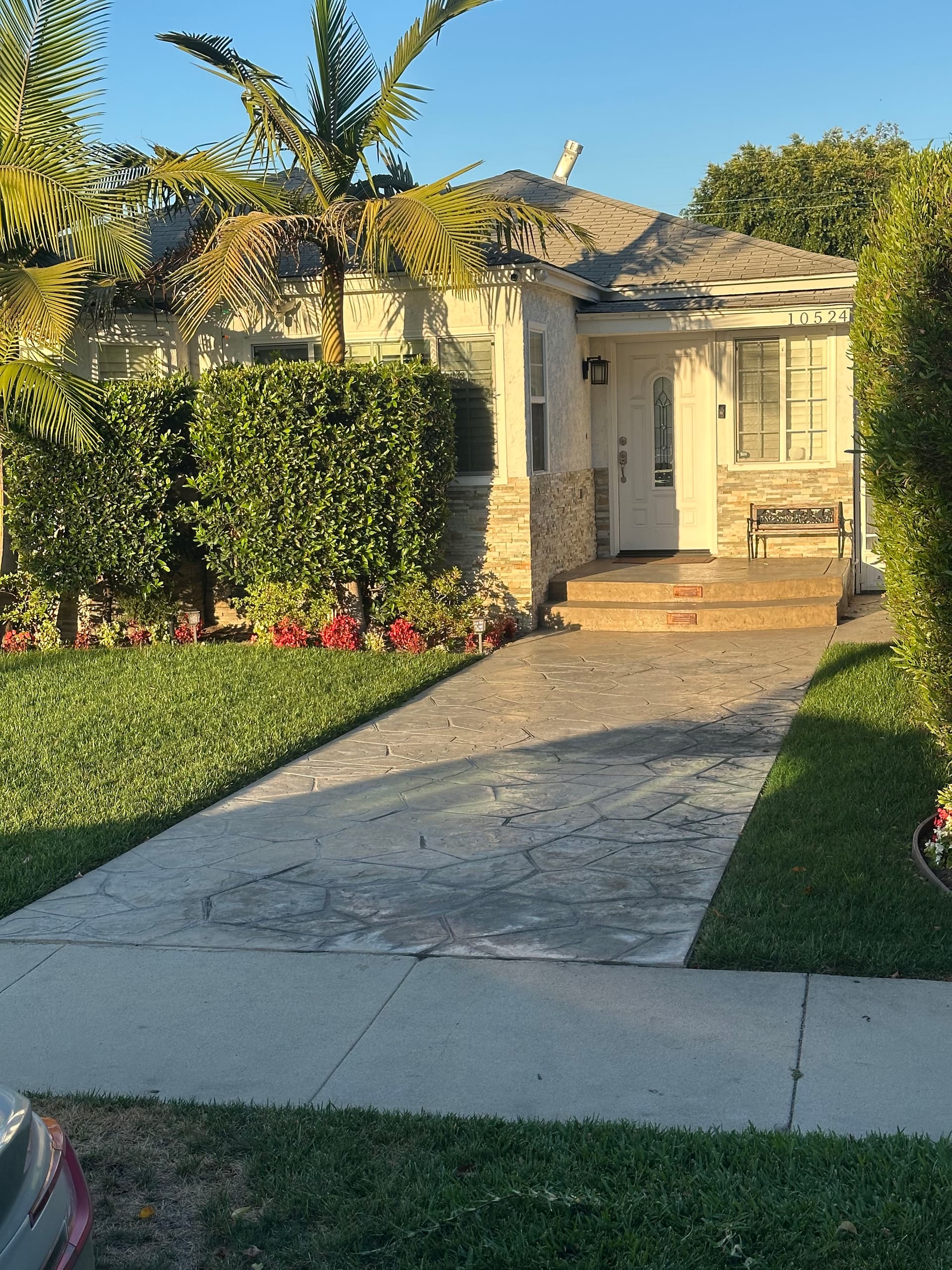 Gallery photos for Old Mattress Removed From South Gate CA Home's Front Yard: Image #1
