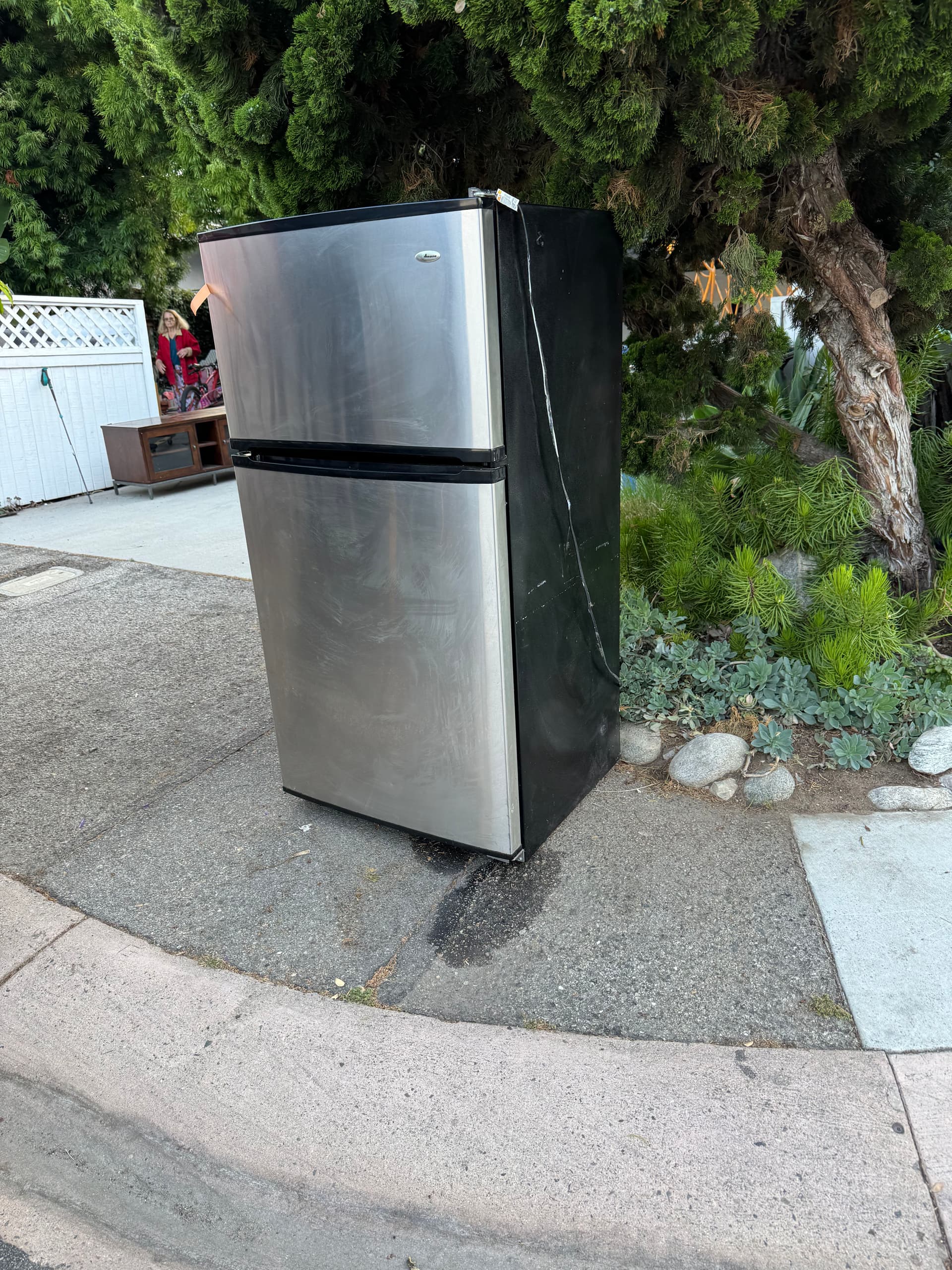 Gallery photos for Bulky Item Pickup and Yard Cleanup in Manhattan Beach: Image #1