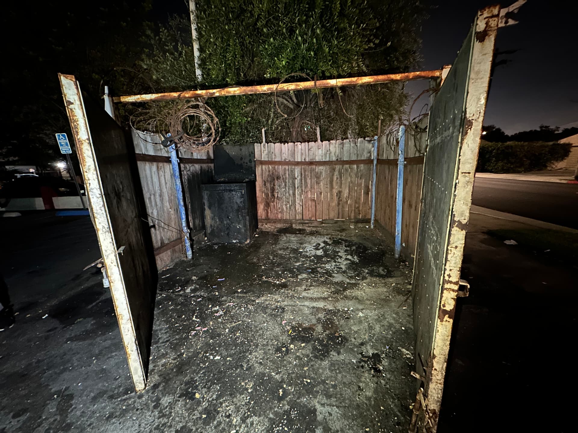 Gallery photos for Overflowing Dumpster Area Cleaned Out in Gardena CA: Image #2