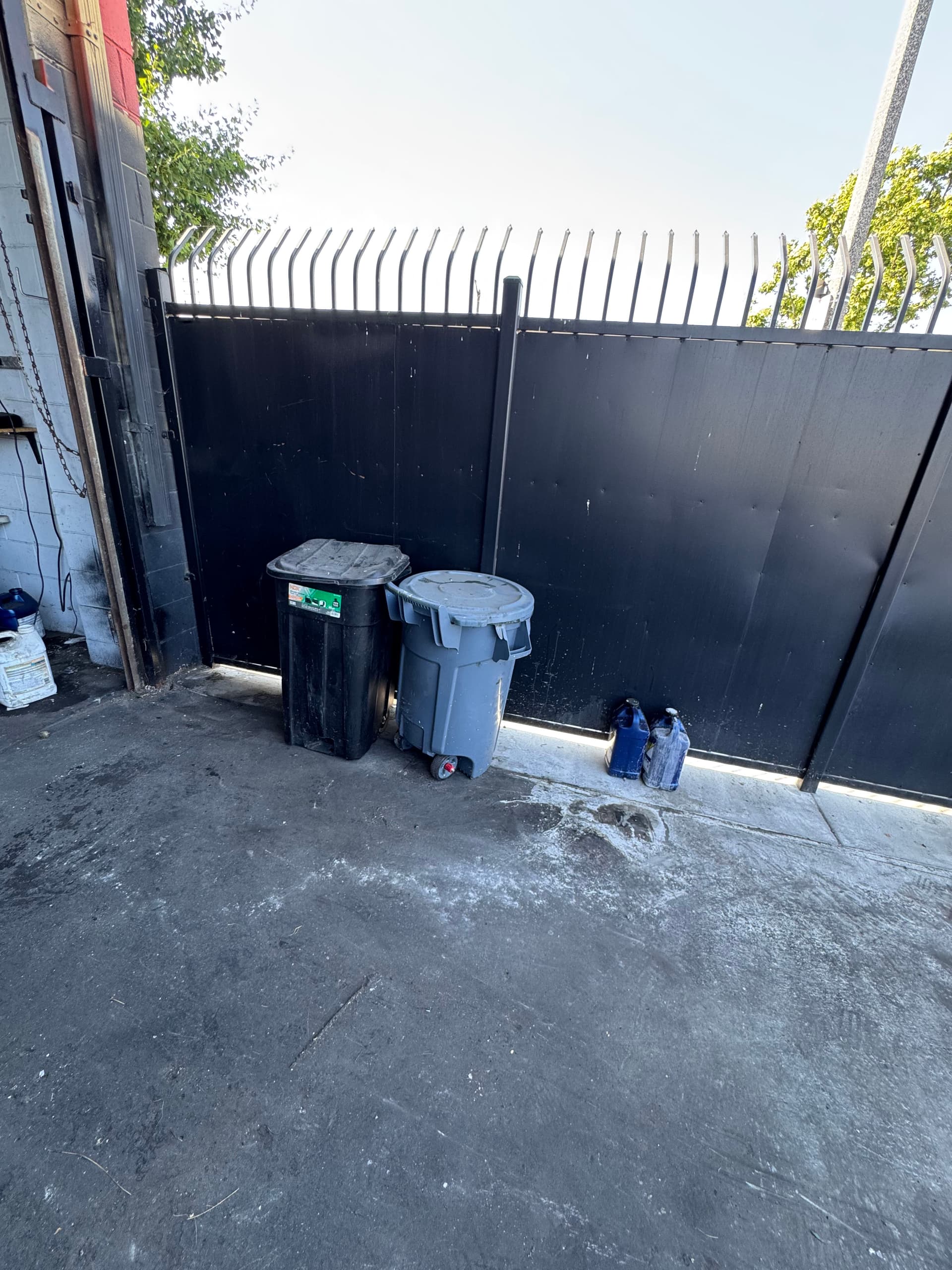 Gallery photos for Last-Minute Body Shop Trash Cleanout in Los Angeles: Image #2