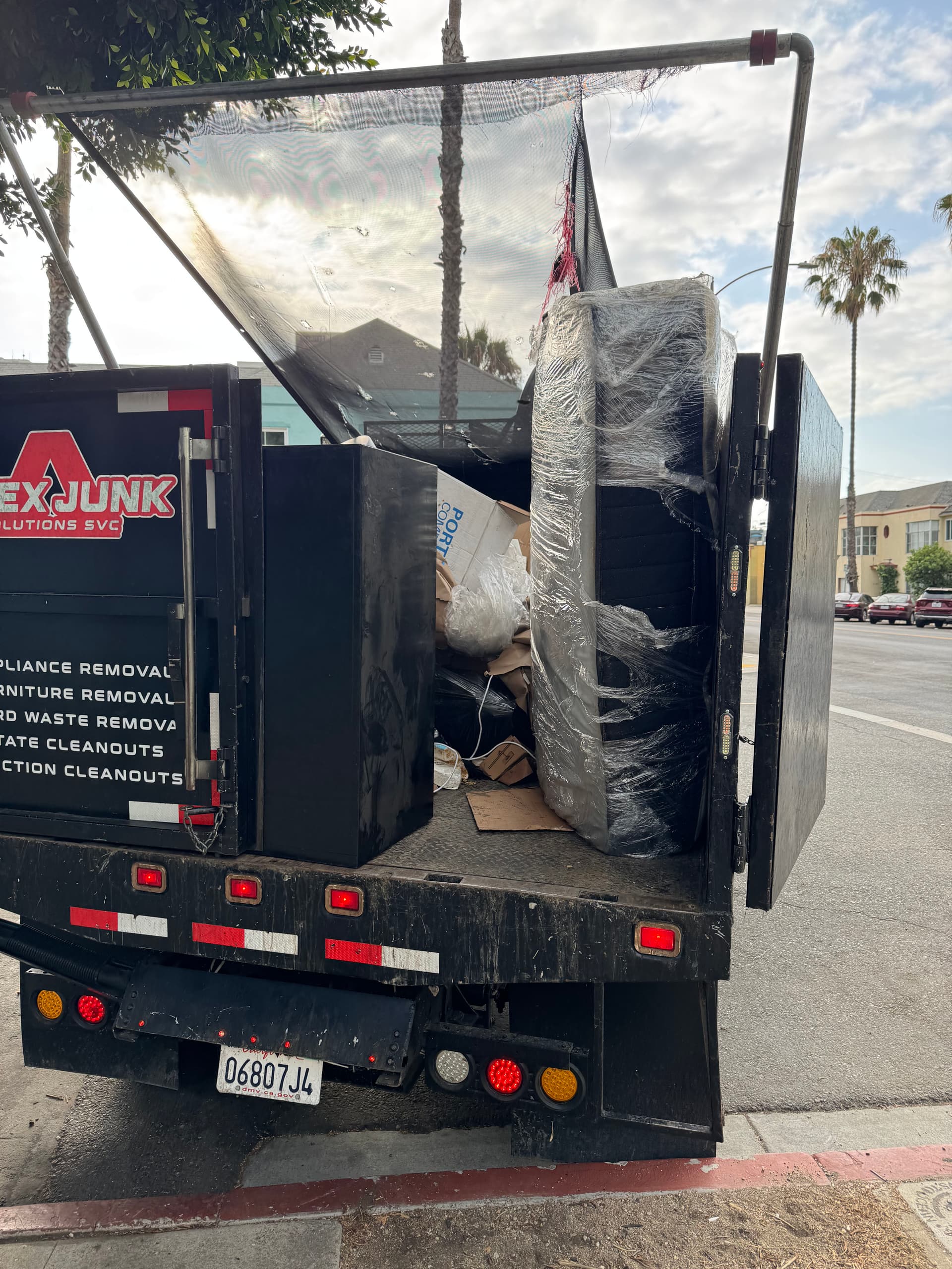 Gallery photos for Old Mattress Removal Done Fast in Downtown Long Beach: Image #2