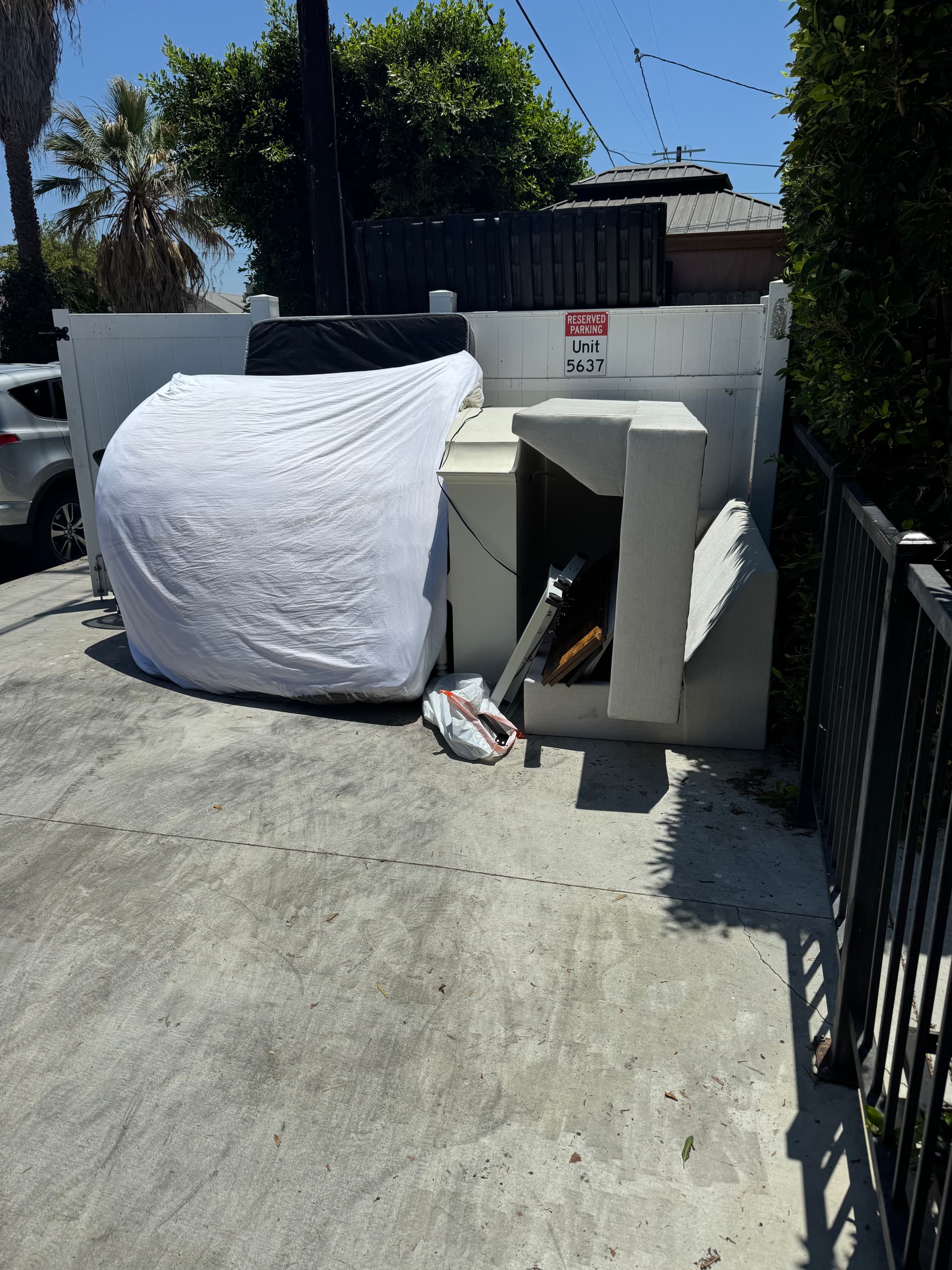 Gallery photos for North Hollywood Cleanout - No Truck, No Problem: Image #1