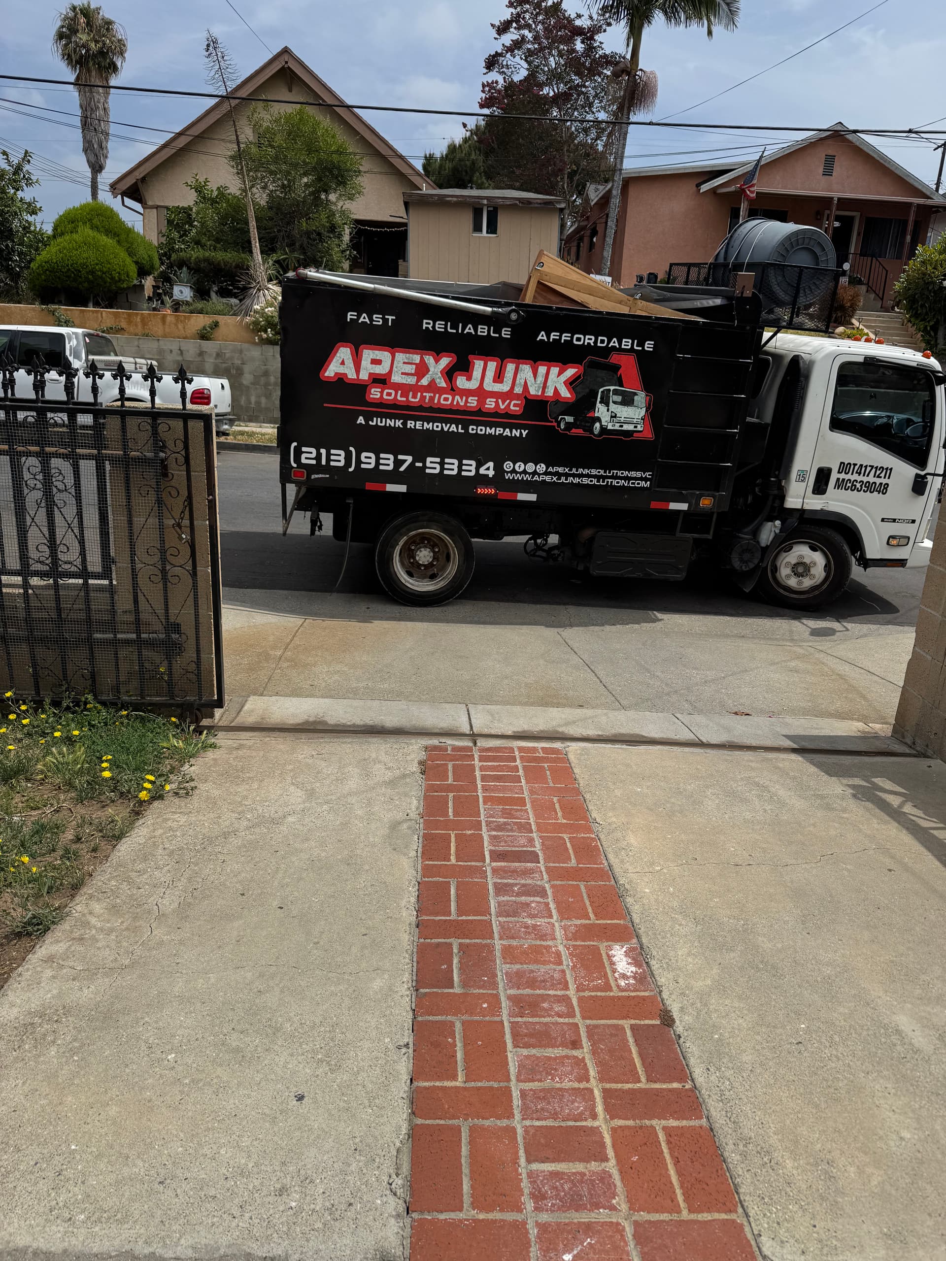 Gallery photos for Backyard Junk Removal Done Right in Los Angeles: Image #1