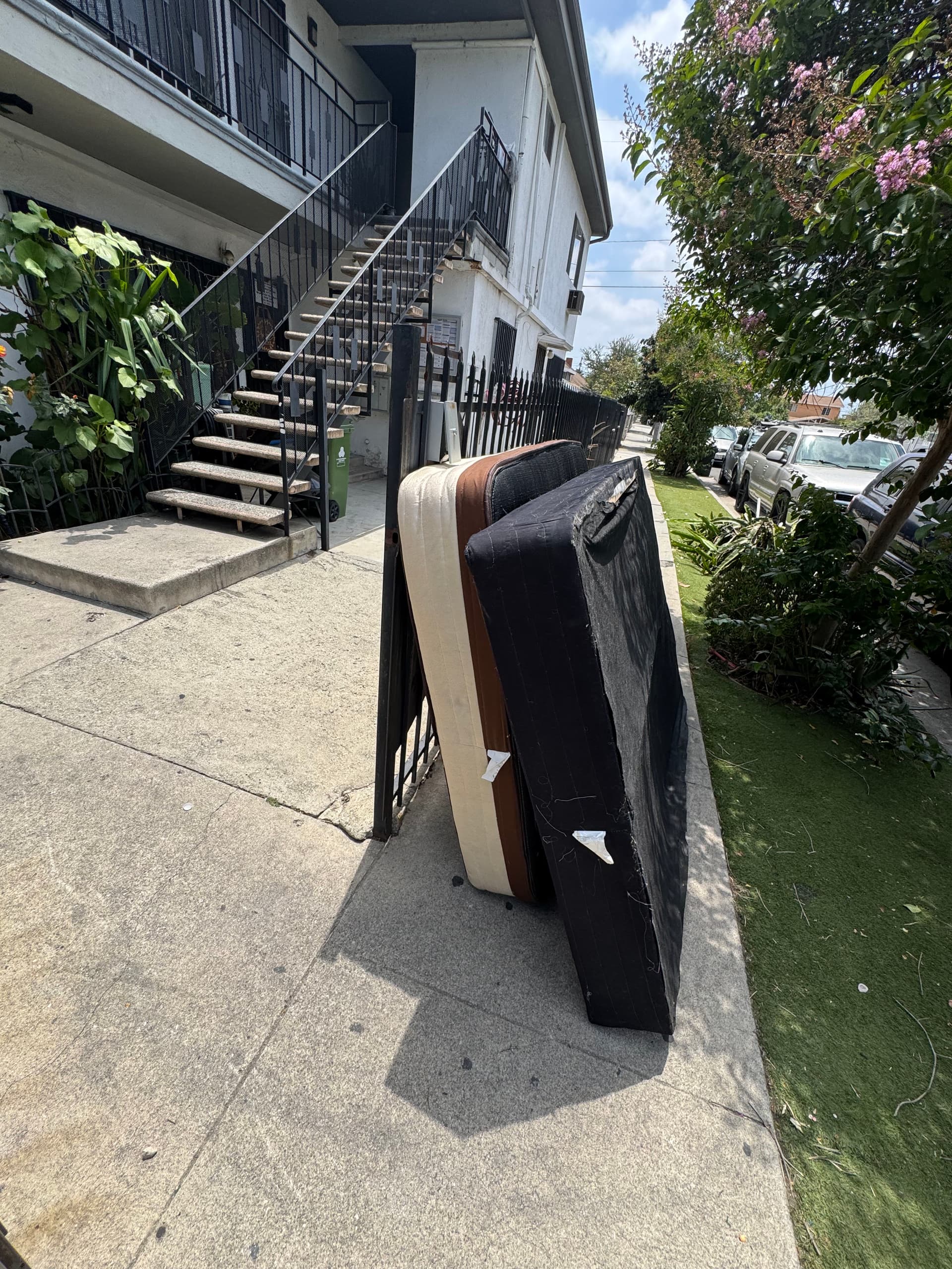 Emergency Mattress and Box Spring Removal in Lincoln Heights Los Angeles image