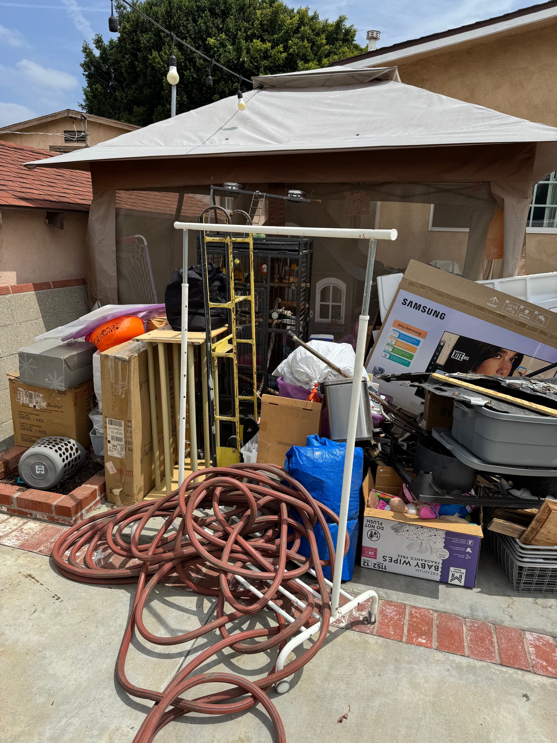 Gallery photos for Backyard Junk Removal Done Right in Los Angeles: Image #3