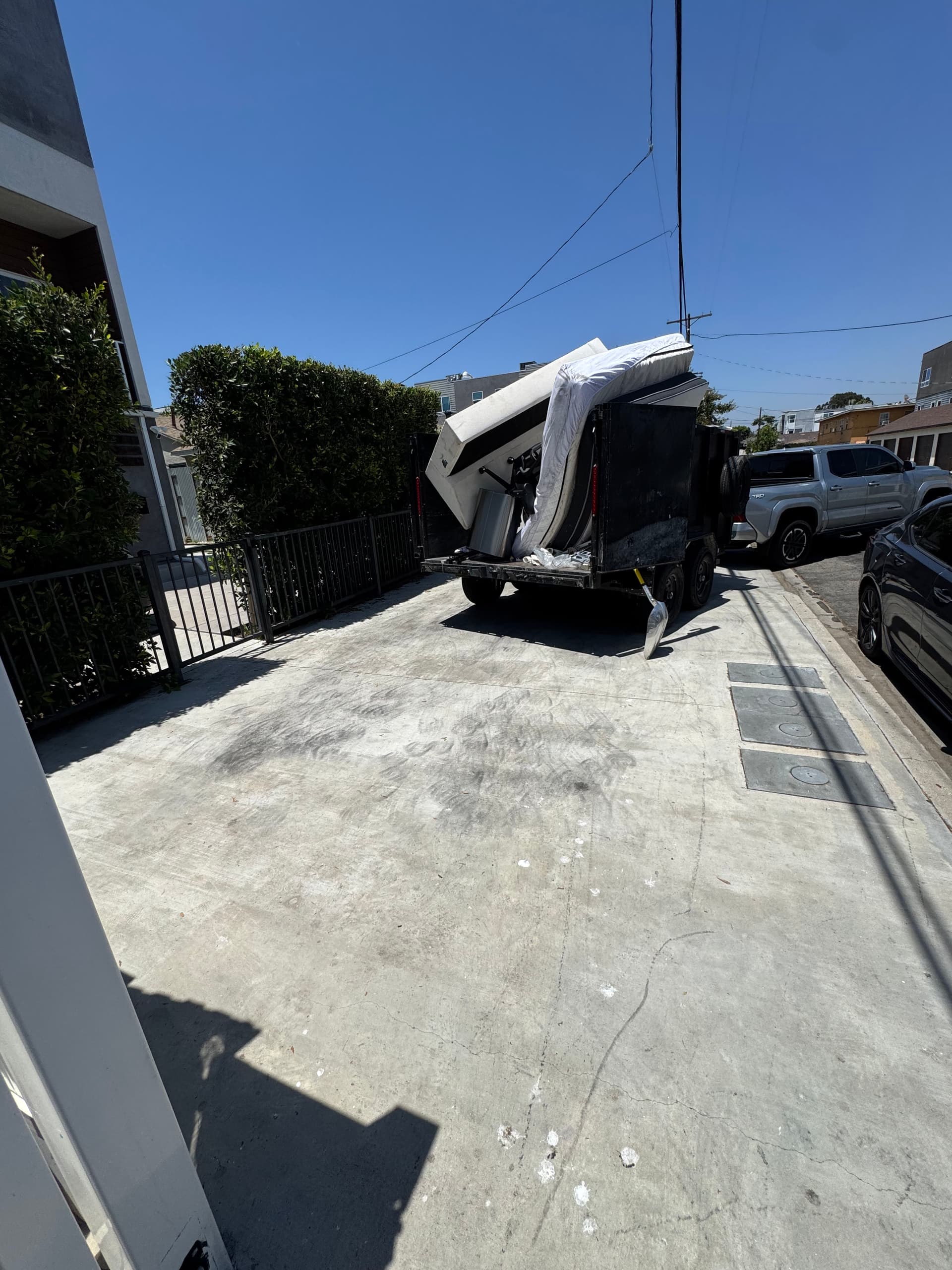 North Hollywood Cleanout - No Truck, No Problem image