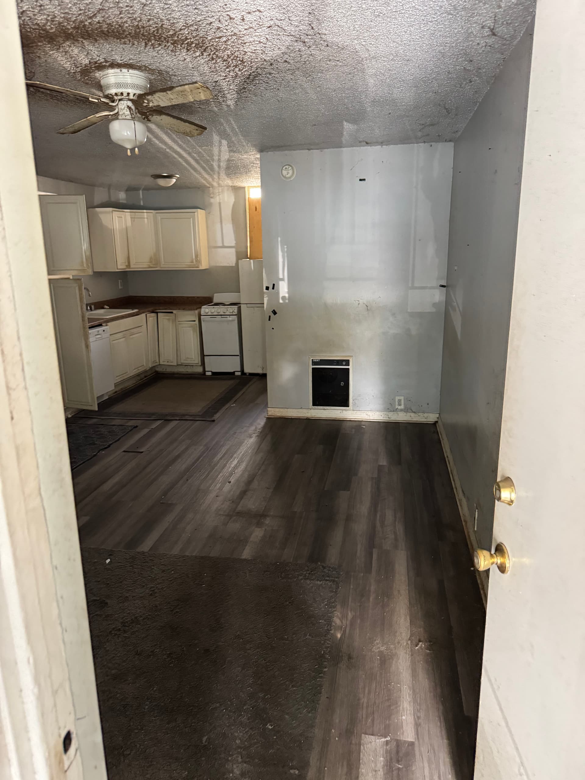 Gallery photos for Old Mattress Removal Done Fast in Downtown Long Beach: Image #1